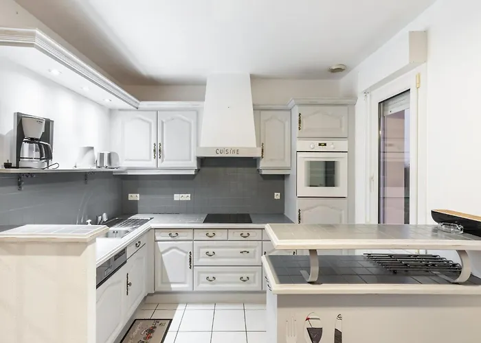 Tranquil Garden Retreat By The Sea *